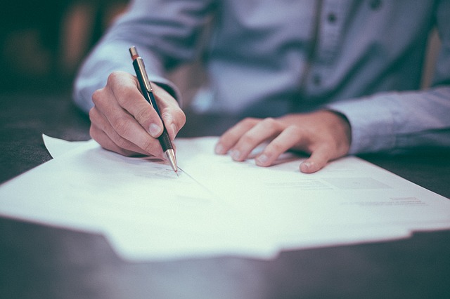 Worker reviewing independent contractor agreement after DOL rule changes in 2025